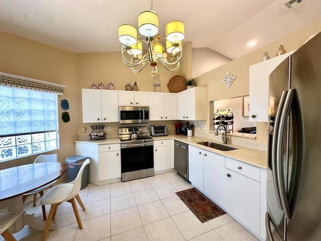 Building Photo - 6129 Heliconia Rd
