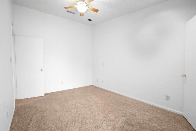 Building Photo - 421 W San Antonio St