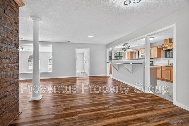 Building Photo - 8 Manor Dr
