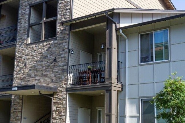 Building Photo - 1 bedroom Townhome with attached garage