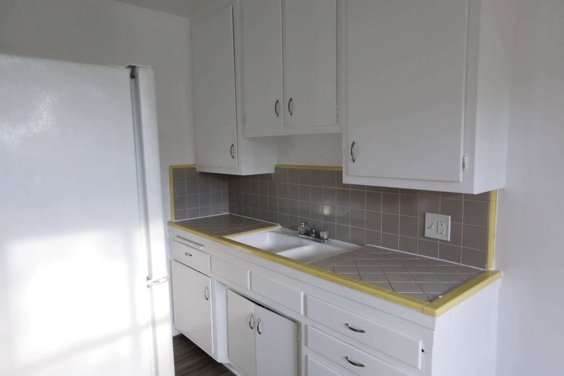 Building Photo - 260 S Sycamore Ave