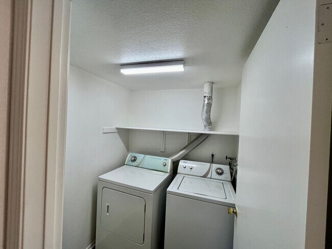 Building Photo - 2 bed 1 bath on 2nd floor in unit washer/d...