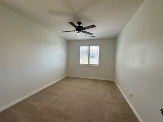 Building Photo - Stunning Executive home with loads of cust...