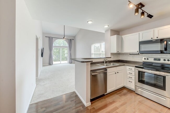 Building Photo - Gorgeous Updated 3 Bed 3 Bath Home Garage
