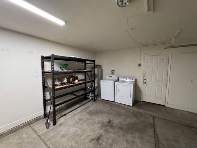 Building Photo - Stunning 3-bedroom, 2-bathroom home locate...