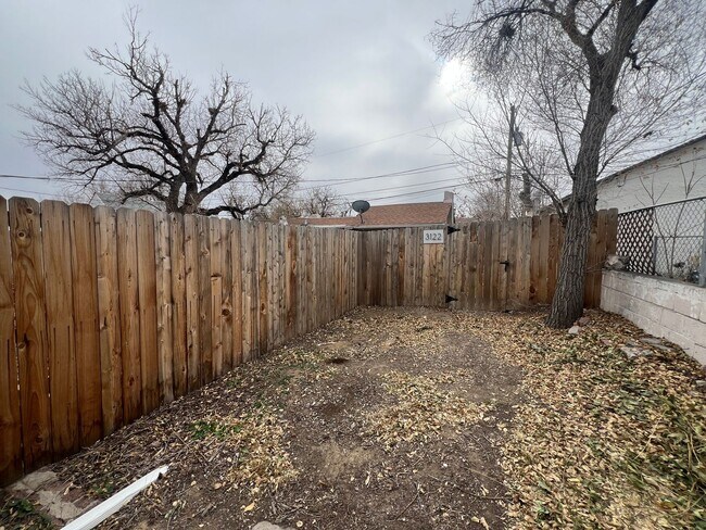 Building Photo - 2 Bed 1 Bath House in Westwood Neighborhood