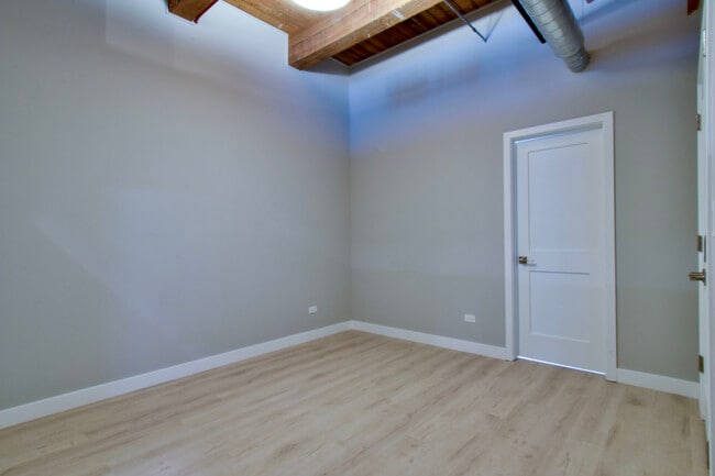 Building Photo - 11 E Illinois St