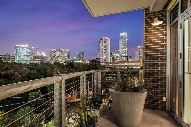 Building Photo - 901 W 9th St