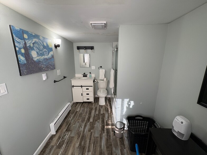 Master bathroom - 3311 Woodland Dr