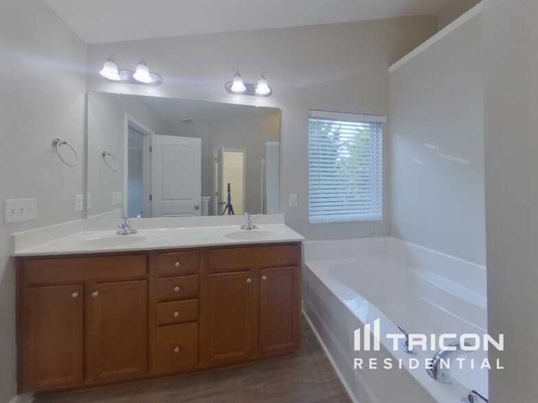 Building Photo - 806 Simones Ct