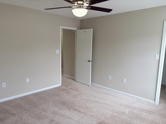 Building Photo - 2303 Highland Park Dr