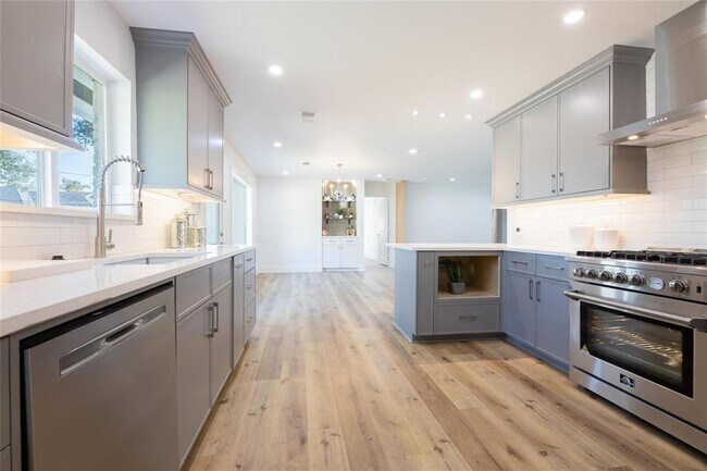 Building Photo - 10819 Oasis Dr