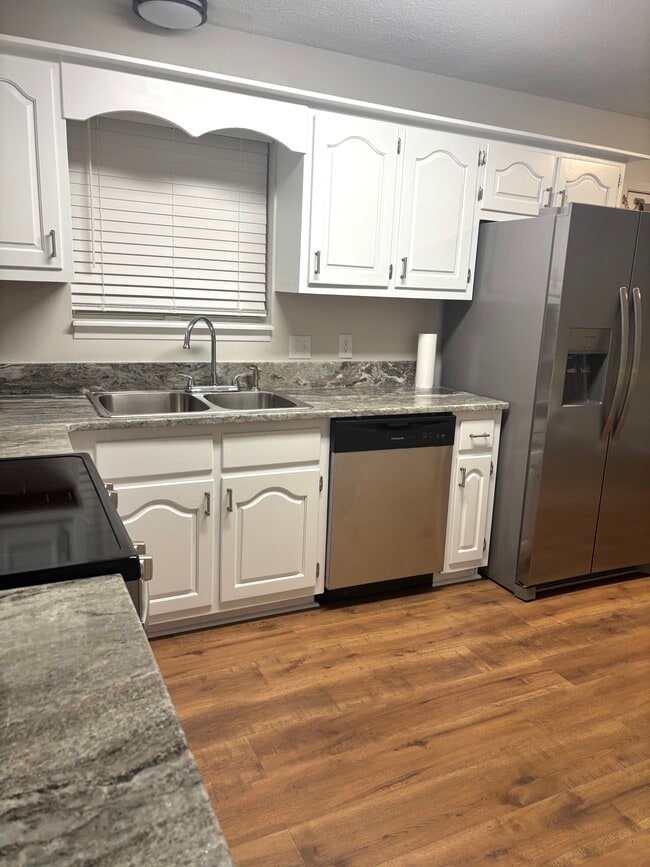 Building Photo - 1015 Katta Trce