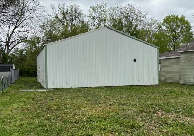 Building Photo - 305 S Sims St