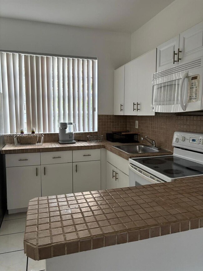 Building Photo - 6881 Bay Dr