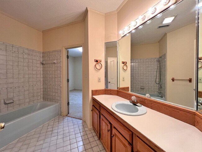 Building Photo - GREAT FARRAGUT LOCATION WITH INVITING FRONT PORCH CHARM!!!