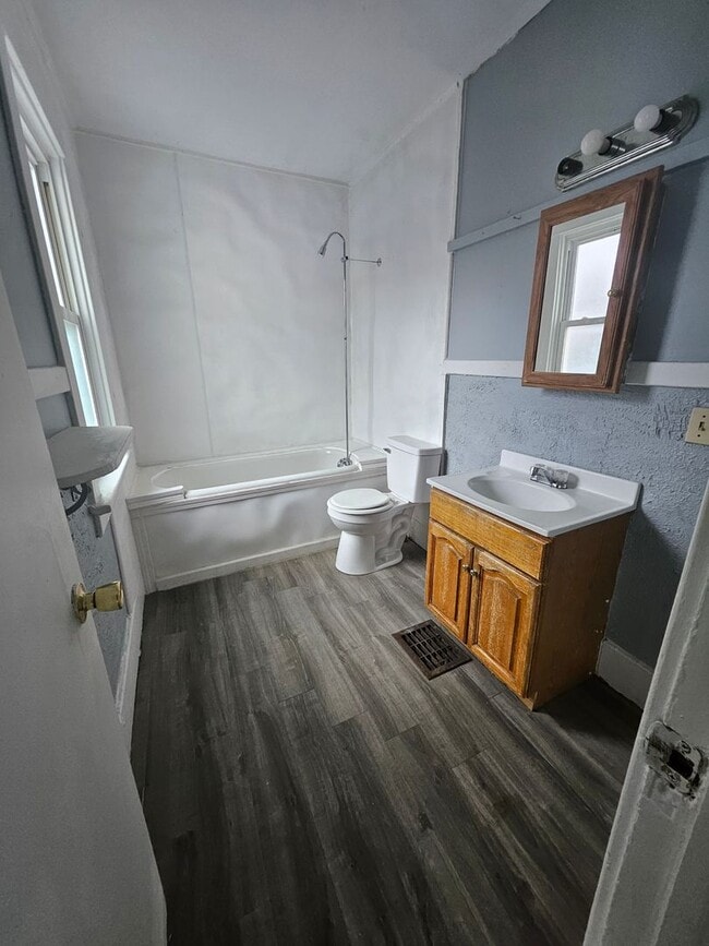 Building Photo - Upper three bedroom on West Side gas included