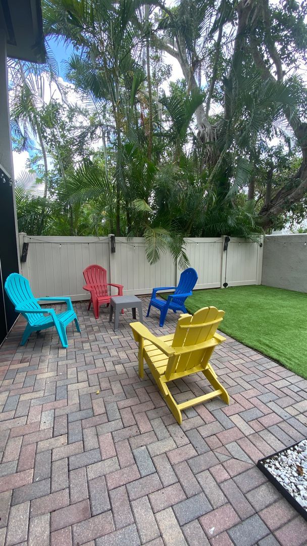 Building Photo - Charming 2/2 Seasonal Rental in Sarasota – Minutes from the Beach! Private Courtyard Included!!