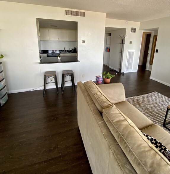 Building Photo - 450 W 7th St