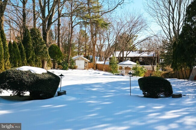 Building Photo - 8519 Electric Ave