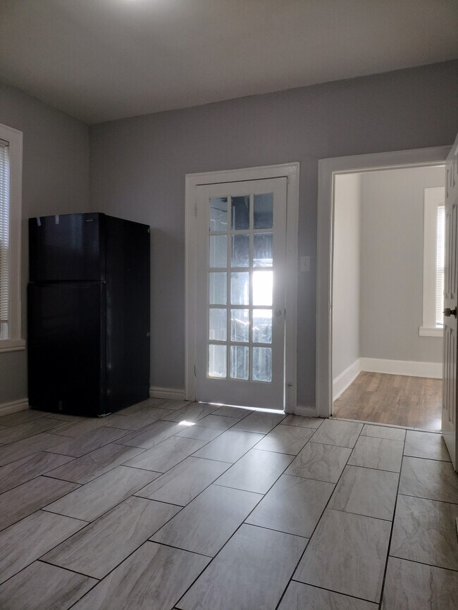 Building Photo - 705 E 92nd St