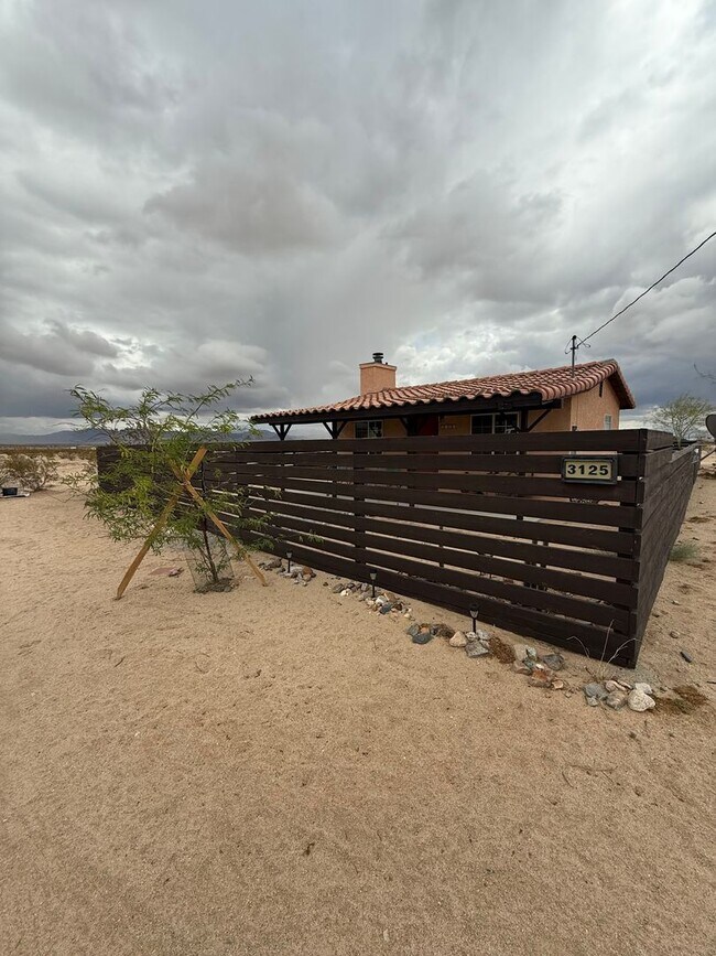 Building Photo - Private 1 Bedroom 1 Bathroom Home