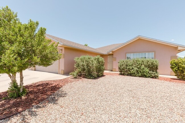 Primary Photo - Spacious 4 Bedroom 2 Bath Home near Shopping