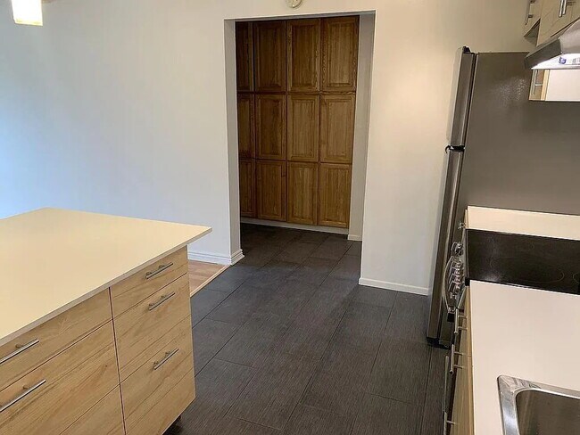 Building Photo - Immediate Availability! Overlook Cheesman ...