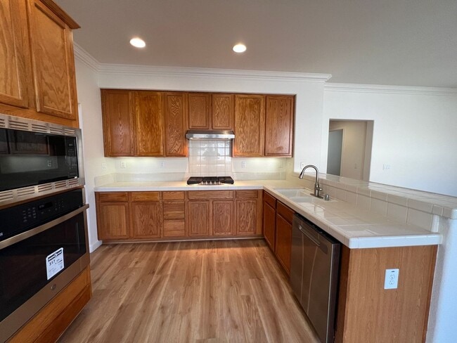 Building Photo - 5 bedroom home located in Sylvan School District!