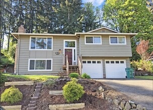 Building Photo - Split-Level Stunner with Skylight, Hardwoods & Room to Grow