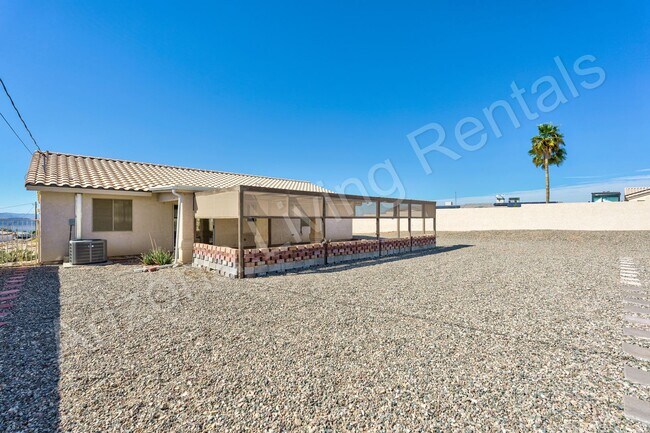 Building Photo - SOUTHSIDE HOME WITH LARGE FENCED BACKYARD
