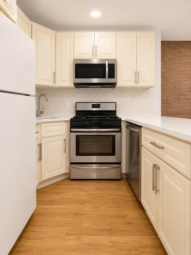Building Photo - 130 Monticello Ave