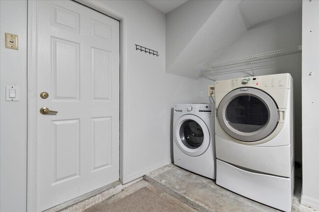 Building Photo - 5143 Elpine Way