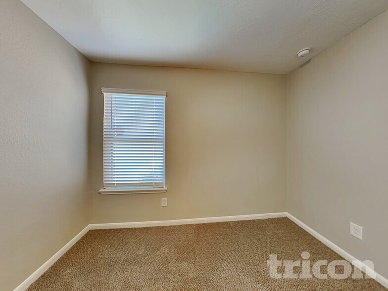 Building Photo - 20660 Dunrobin Dr