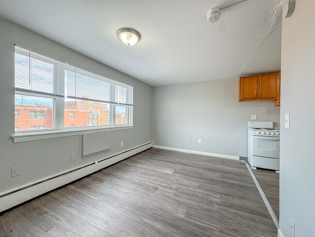 Primary Photo - 165 Sigourney St