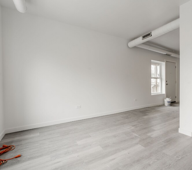 Building Photo - 1710 W Glenlake Ave