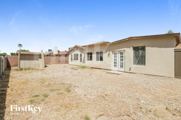 Building Photo - 657 W Barrow Dr