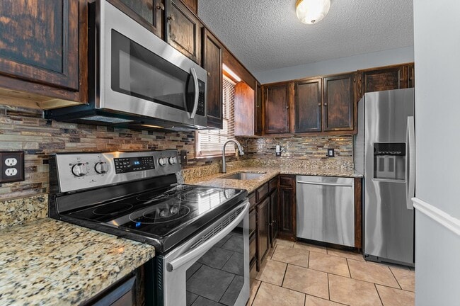Building Photo - Welcome to your Perfect Home:  3BD, Hardwo...