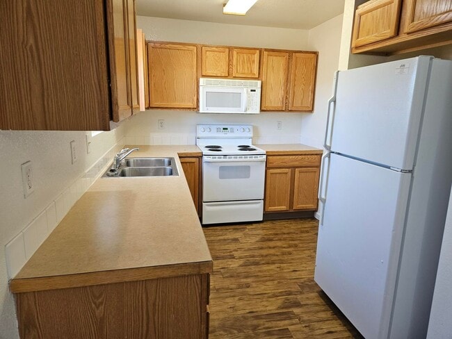 Building Photo - Adorable 2 bedroom townhome Available ASAP!