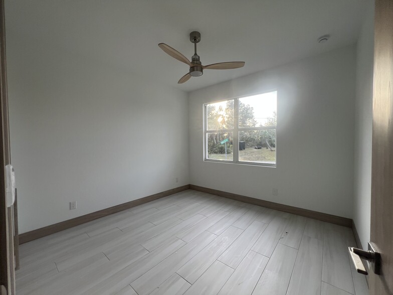 Building Photo - 1470 Henning St