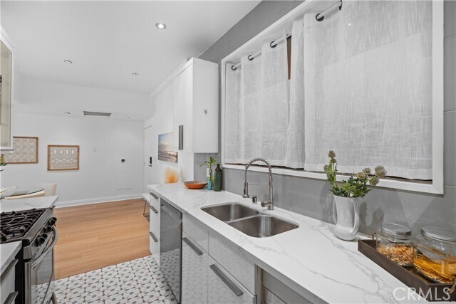 Building Photo - 828 N Hudson Ave