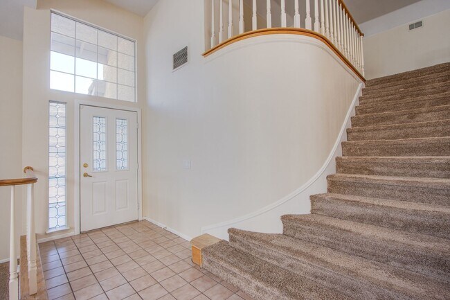 Building Photo - Beautiful 3Bed/3Bath cul-de-sac home located  in The Lakes Community with a sparkling pool and spa!