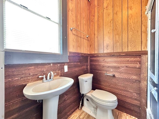 Building Photo - Inviting 2BR/1BA Single-Level Home with Po...