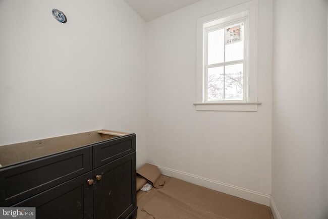 Building Photo - 453 E Franklin St