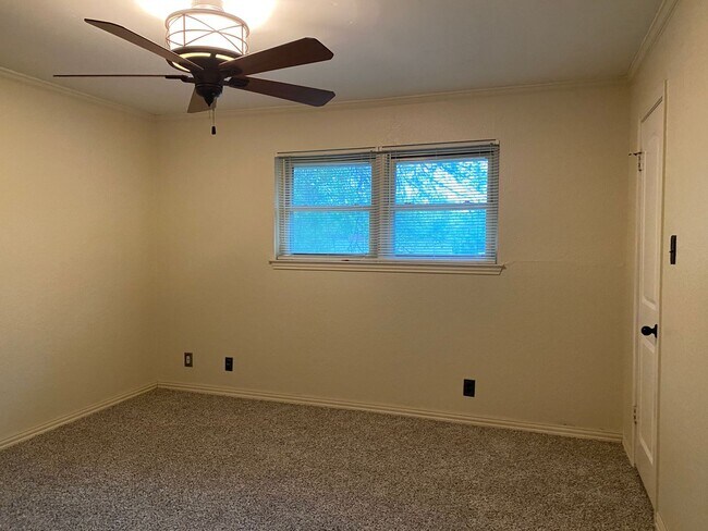 Building Photo - 3 BEDROOM, CORNER LOT