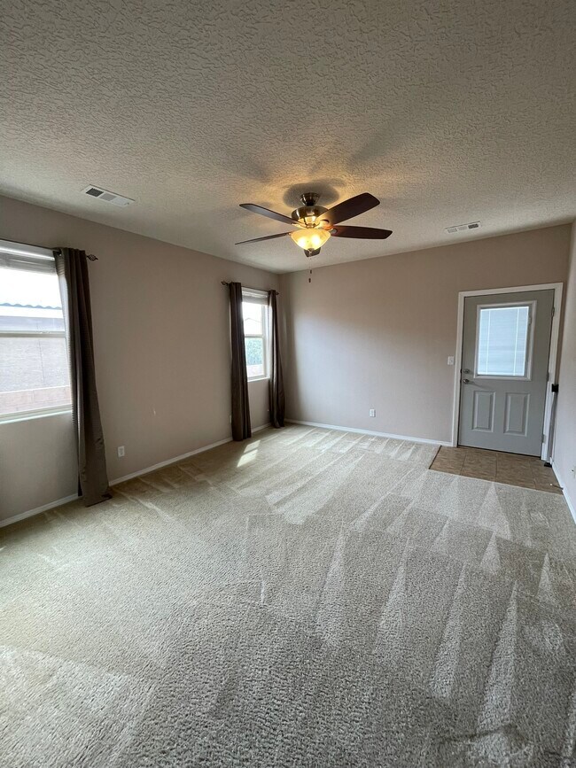 Building Photo - 2204 Delfinio Dr SE