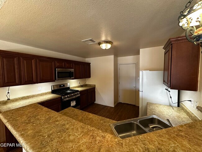 Building Photo - 14140 Meteor Rock Pl