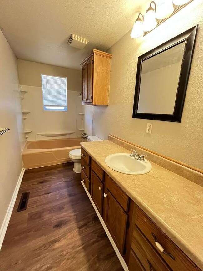 Building Photo - Large 2 Bed 2 Bath