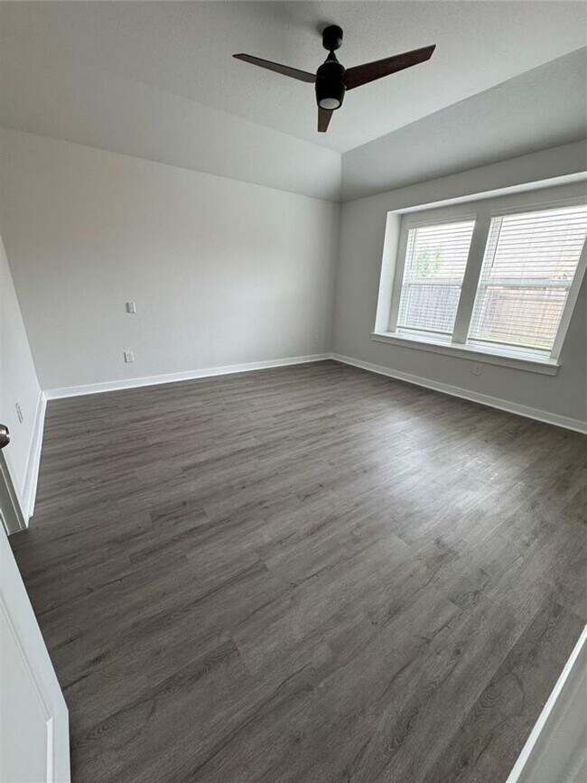 Building Photo - Move-in Ready in sought-after Larkspur Community!