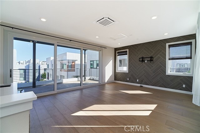 Building Photo - 6 Transport